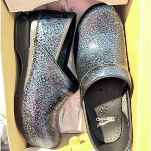 Womens Dansko Navy Medallion Shoes, Size 39